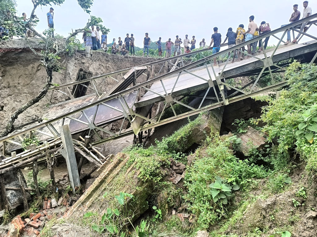 ভারী বর্ষণে সেতু ভেঙে যোগাযোগবিচ্ছিন্ন ১৫ গ্রামের মানুষ 