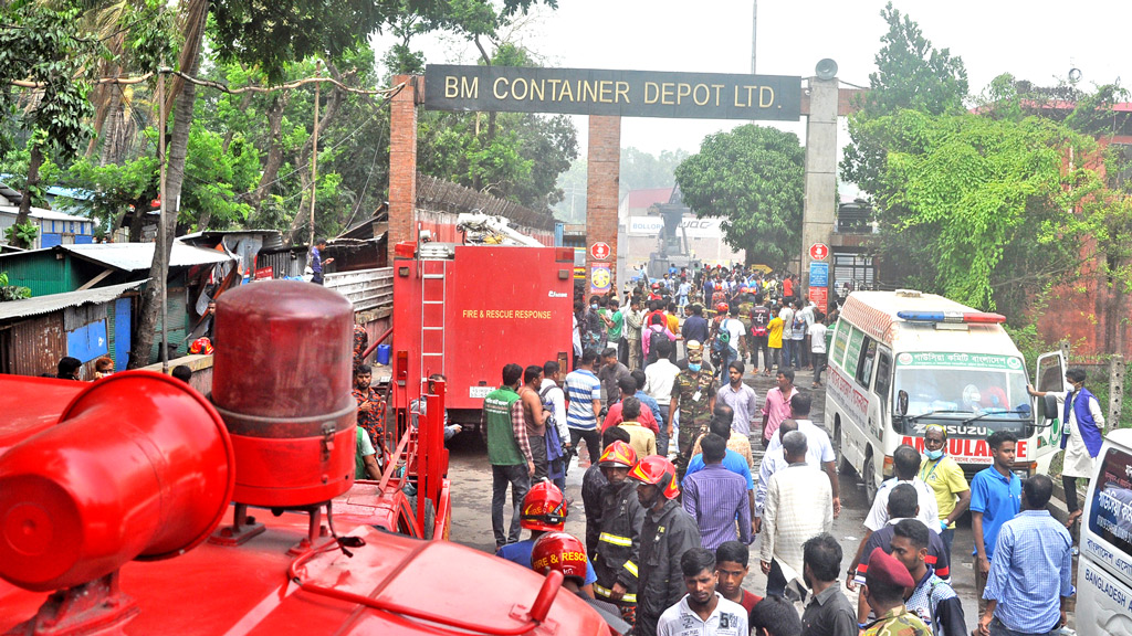 বিকট শব্দে বিস্ফোরণ, আগুন