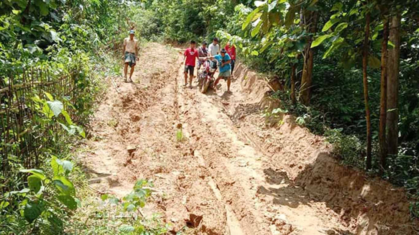 মহালছড়ির ৬ কিলোমিটার রাস্তার বেহাল অবস্থা, ভোগান্তিতে ৫ গ্রামের মানুষ