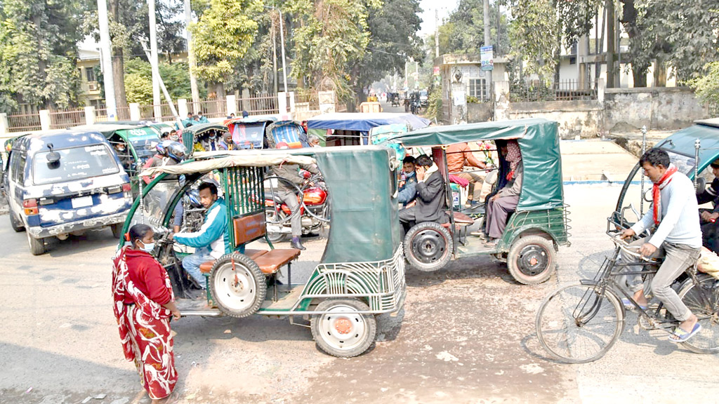 হাসপাতালের সামনে দিনভর জট