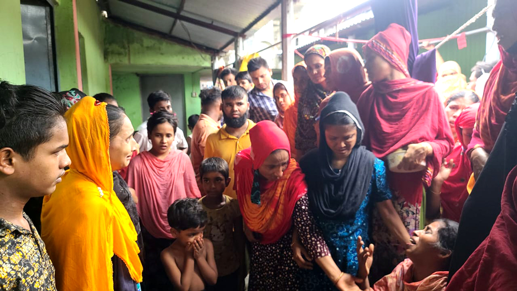 মেঝেতে পড়ে ছিল গৃহবধূর মরদেহ, সন্তানসহ পলাতক স্বামী