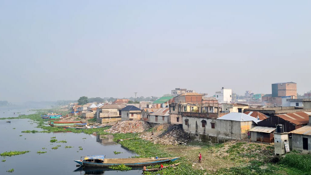 সাভারের বংশী নদী রক্ষায় আদালতের নির্দেশ উপেক্ষিত, দখলদারদের থাবায় অস্তিত্বের সংকটে নদী