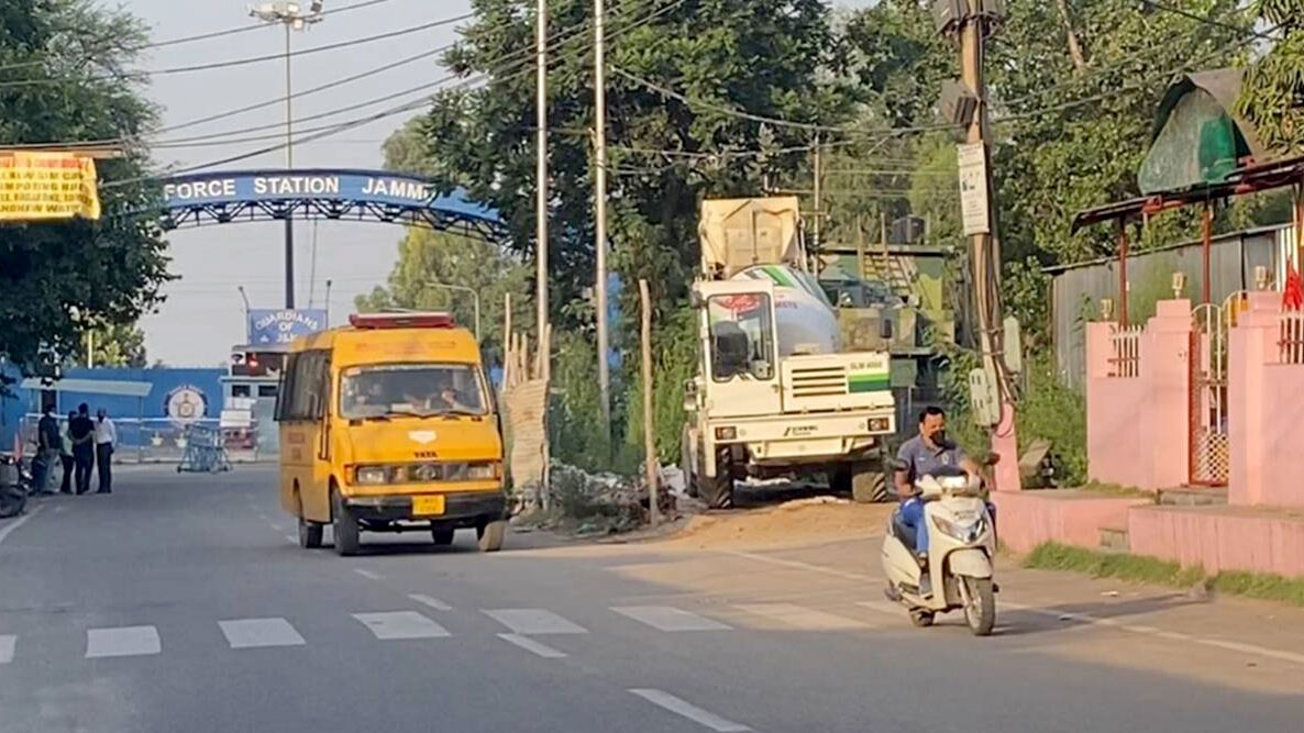কাশ্মীরের বিমানবন্দরে বিস্ফোরণ, আহত ১ 