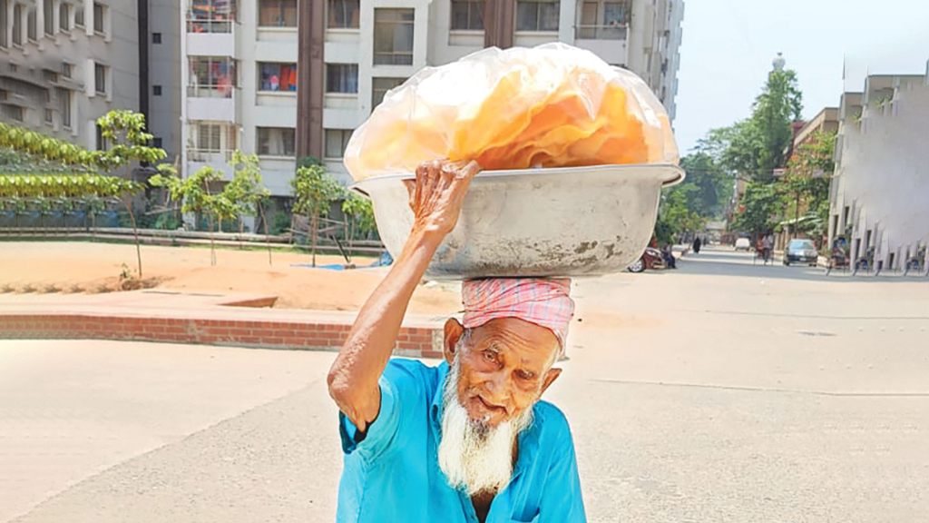 সামাদের মাথায় জীবনের বোঝা