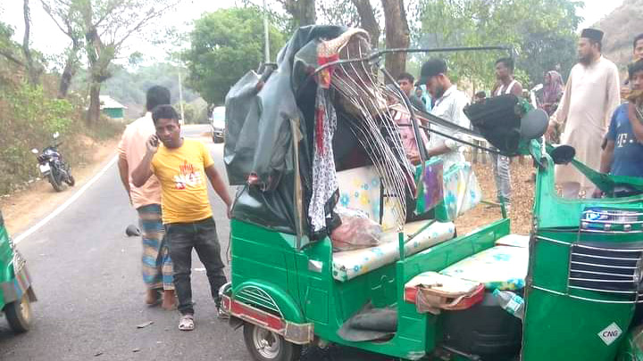 বালুবাহী ট্রাক চাপায় মা-শিশু নিহত, ৫ জনের অবস্থা আশঙ্কাজনক