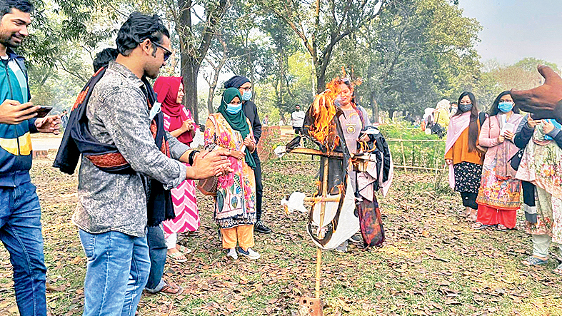 ‘বিশ্ববিদ্যালয়ের কাজ তো বউ তৈরি নয়’