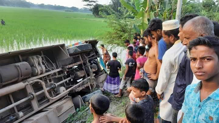 বেতাগীতে যাত্রীবাহী বাস খাদে, আহত ৫