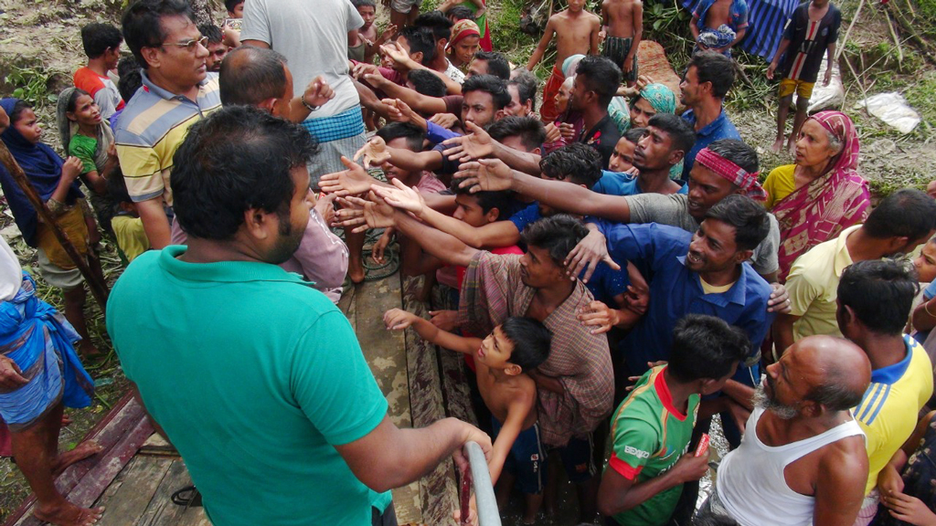 আশ্রয়ের খোঁজে ছুটছে মানুষ