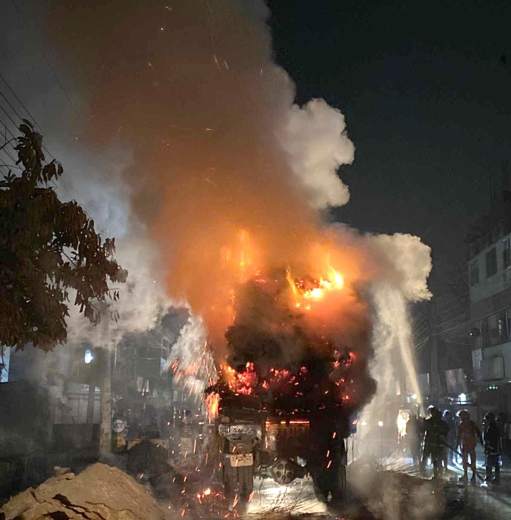 রাজশাহীতে পণ্যবাহী ট্রাক থামিয়ে আগুন