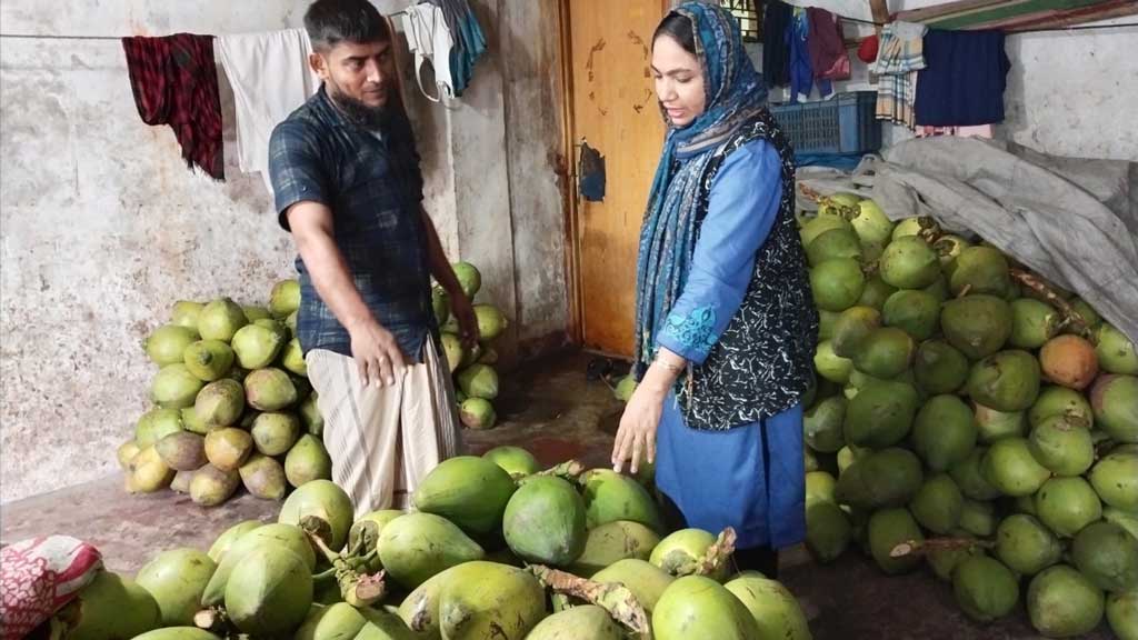 দোকানে মজুত কয়েক শ ডাব, সামনে কয়েকটি রেখে দেখানো হচ্ছে সংকট