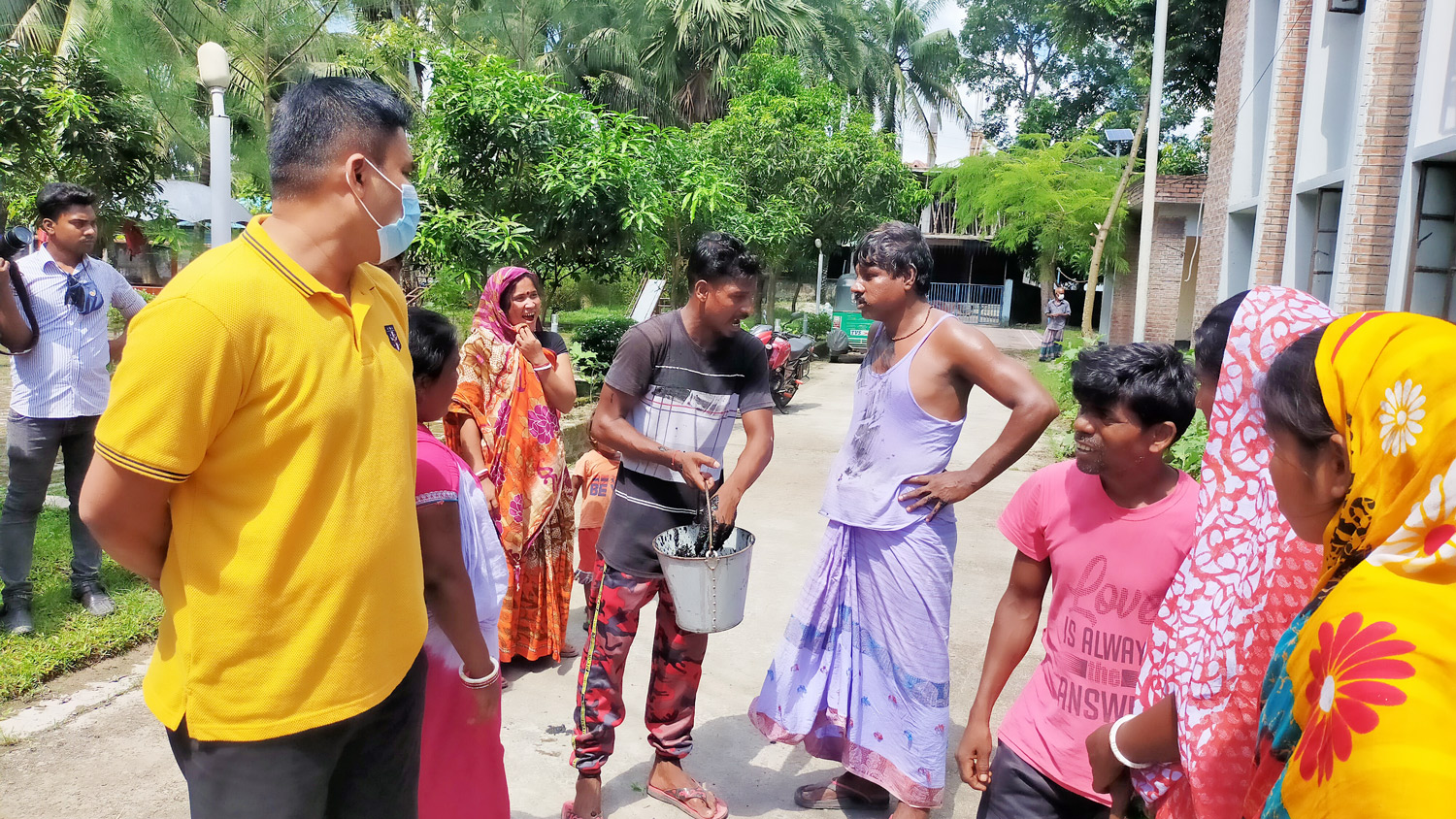 মদসহ ২ সুইপার আটক করায় থানার সামনে মল ছিটিয়ে স্বজনদের প্রতিবাদ