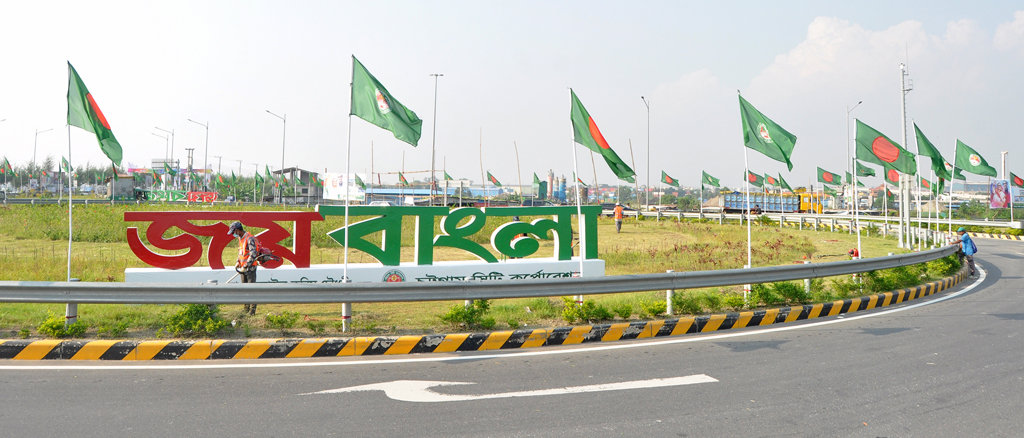 নগরীর পতেঙ্গা টানেল চত্বরে এখন সাজ সাজ রব। সারি সারি রাখা পতাকা যুক্ত করেছে সৌন্দর্যের মাত্রা।