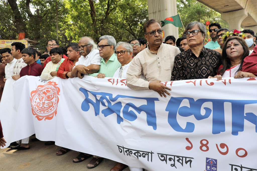 চারুকলা থেকে শোভাযাত্রা বের হয়ে শাহবাগ মোড় ঘুরে শেষ হয় চারুকলার সামনে। 