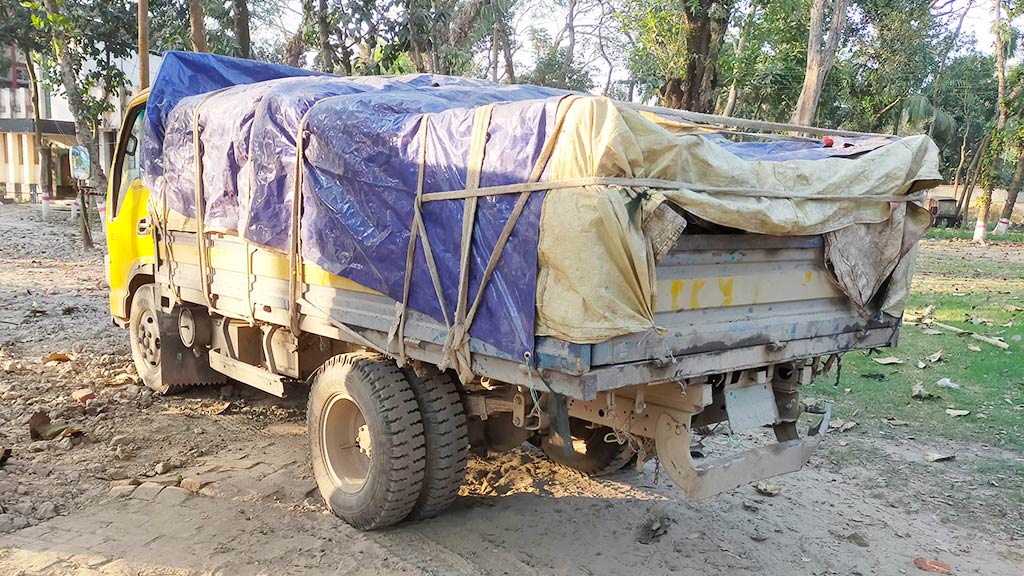 অবৈধভাবে আনা ১১০ বস্তা ভারতীয় চিনি জব্দ, গ্রেপ্তার ১