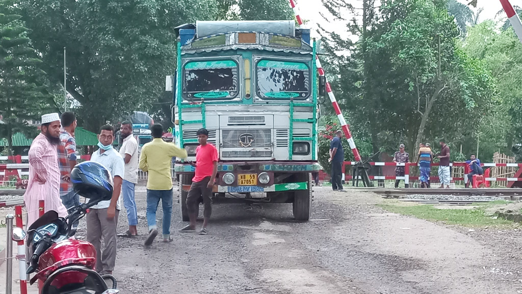 ৯ মাস বন্ধের পর হিলিবন্দরে কাঁচা মরিচ আমদানি শুরু