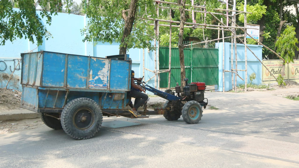 ট্রলির দাপটে অতিষ্ঠ জীবন