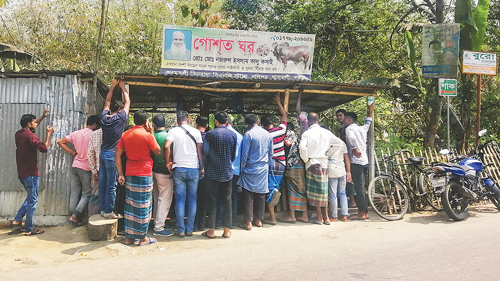 বগুড়ায় পুলিশের চাপে বাড়ল গরুর মাংসের দাম