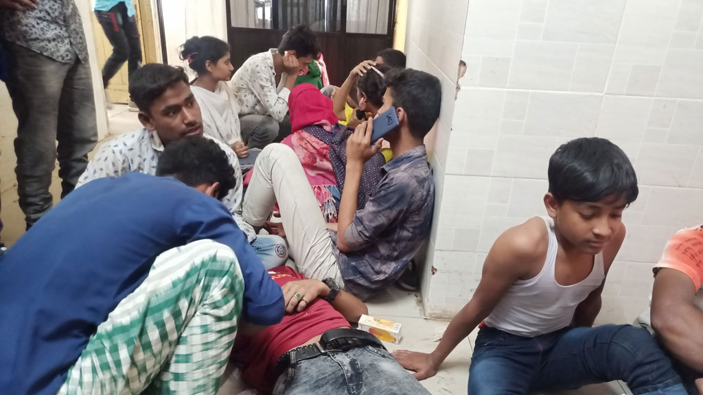 চাঁপাইনবাবগঞ্জে পিকনিকের বাস উল্টে অর্ধশত শিক্ষার্থী আহত