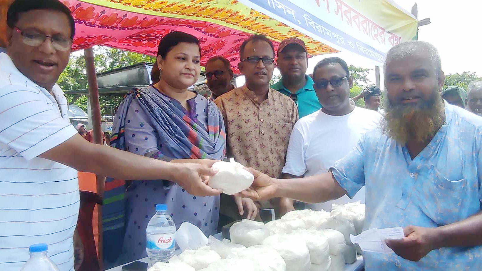 বিরামপুর হাটে কোরবানির পশু কিনলে লবণ ফ্রি