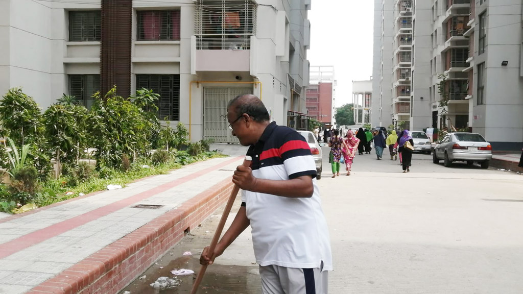 নিজ আঙিনা পরিষ্কার করলেন সরকারি কর্মকর্তা-কর্মচারীরা