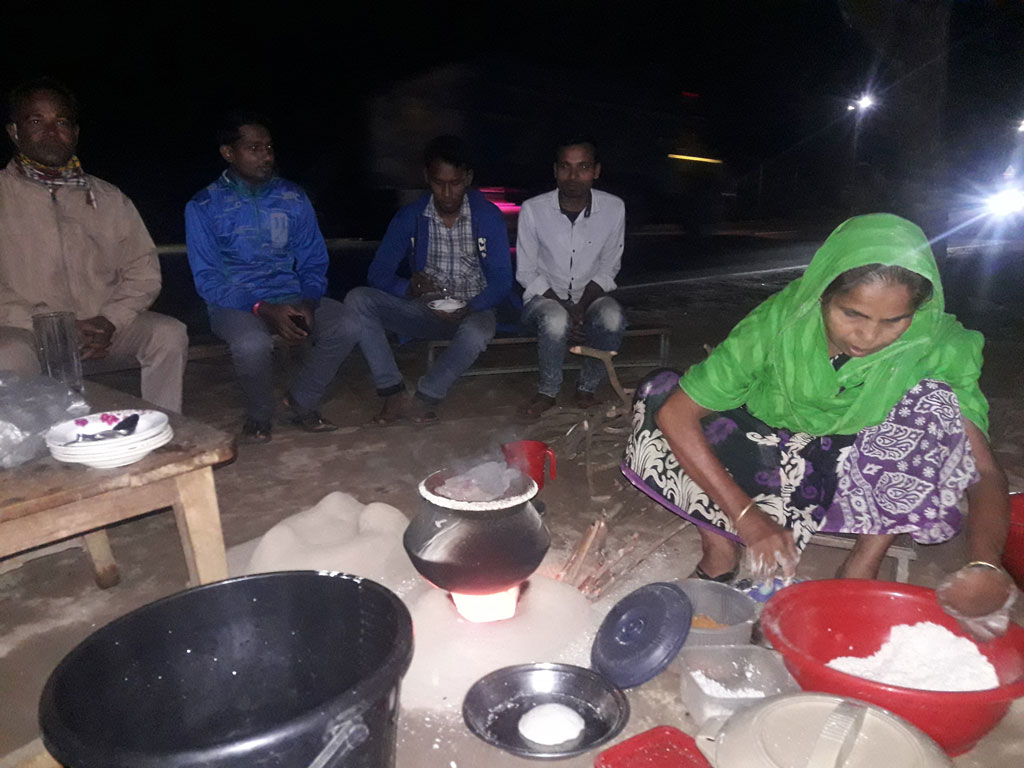 সন্ধ্যায় পিঠা বিক্রির ধুম