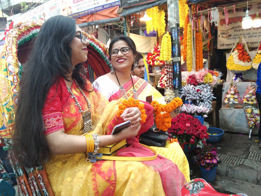 বসন্ত জাগ্রত দ্বারে। প্রিয় মানুষের জন্য ফুল কিনে নিয়ে যাচ্ছেন দুই বান্ধবী। 