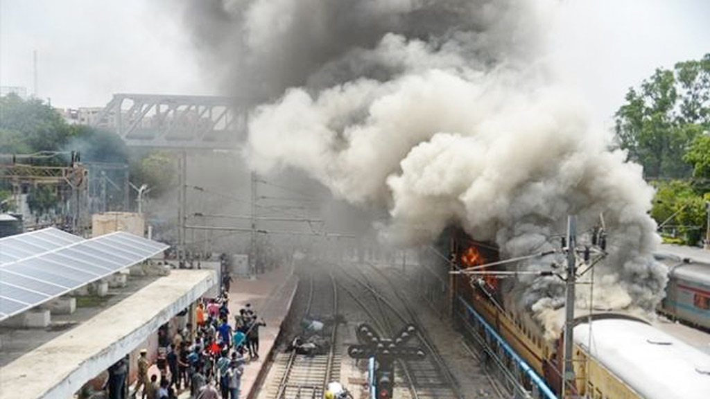 বিক্ষোভের মুখে অগ্নিপথের নিয়মে পরিবর্তন আনল ভারত সরকার