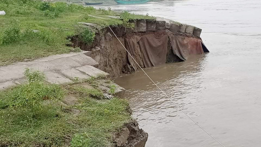 ভাঙন আতঙ্কে তীরের মানুষ