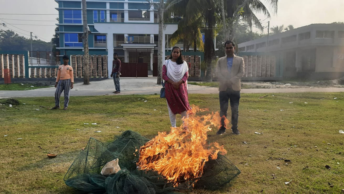 অবৈধ চায়না জাল পুড়িয়ে ধ্বংস