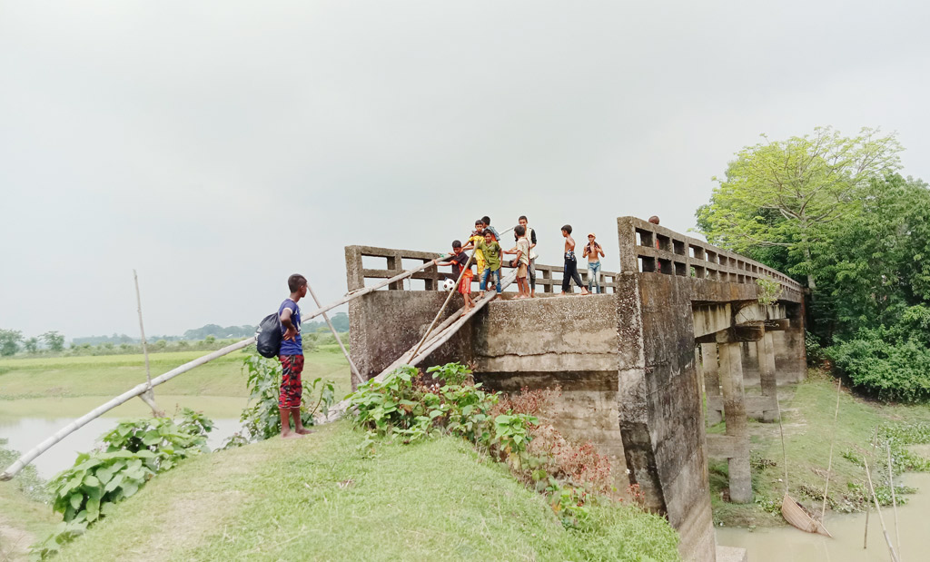 ২২ লাখ টাকার সেতুতে উঠতে লাগে বাঁশের সাঁকো