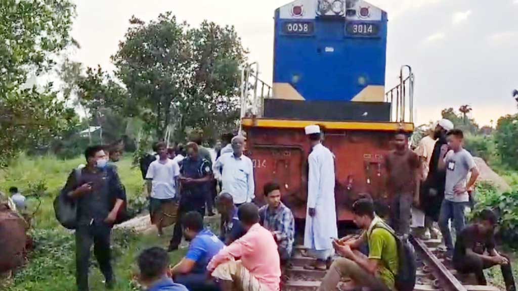 গাজীপুরে ট্রেনের ইঞ্জিন বিকল, দেড় ঘণ্টা উত্তবঙ্গের সঙ্গে রেল যোগাযোগ বন্ধ 