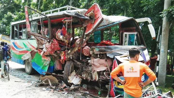 দুই বাসের মুখোমুখি সংঘর্ষে চালকসহ আহত ১৯ 