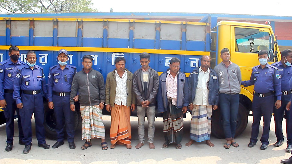 সাঁথিয়ায় ডাকাতি হওয়া গরু উদ্ধার, অস্ত্রসহ ৬ ডাকাত গ্রেপ্তার