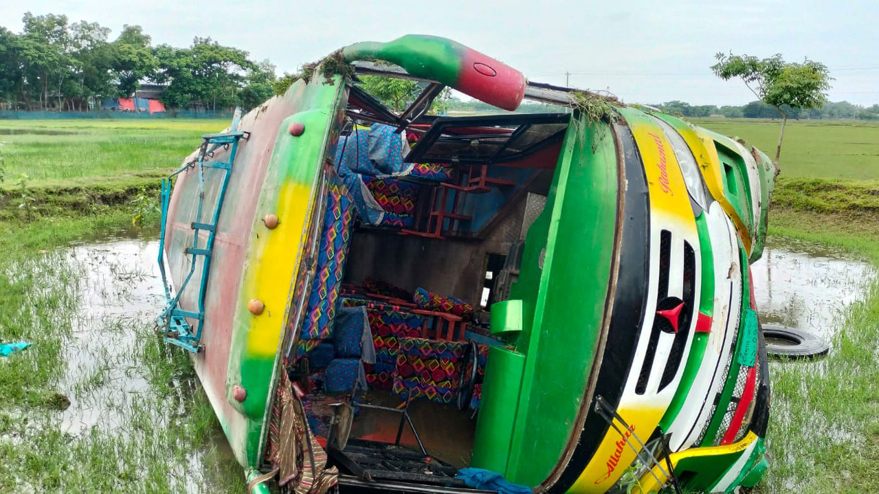 কলাপাড়ায় বাস উল্টে খাদে, নিহত ১ 