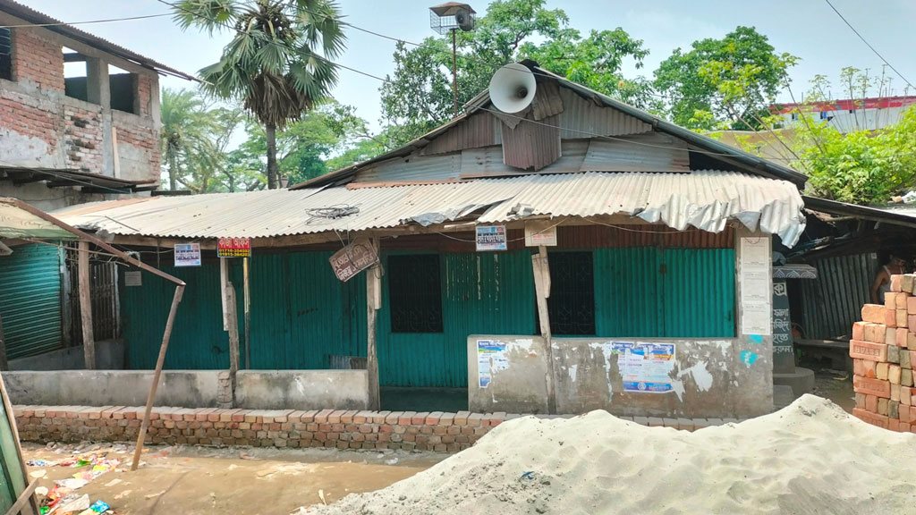 বরিশালে মসজিদের জমি নিয়ে বিরোধে জলাবদ্ধতা, মুসল্লিদের দুর্ভোগ