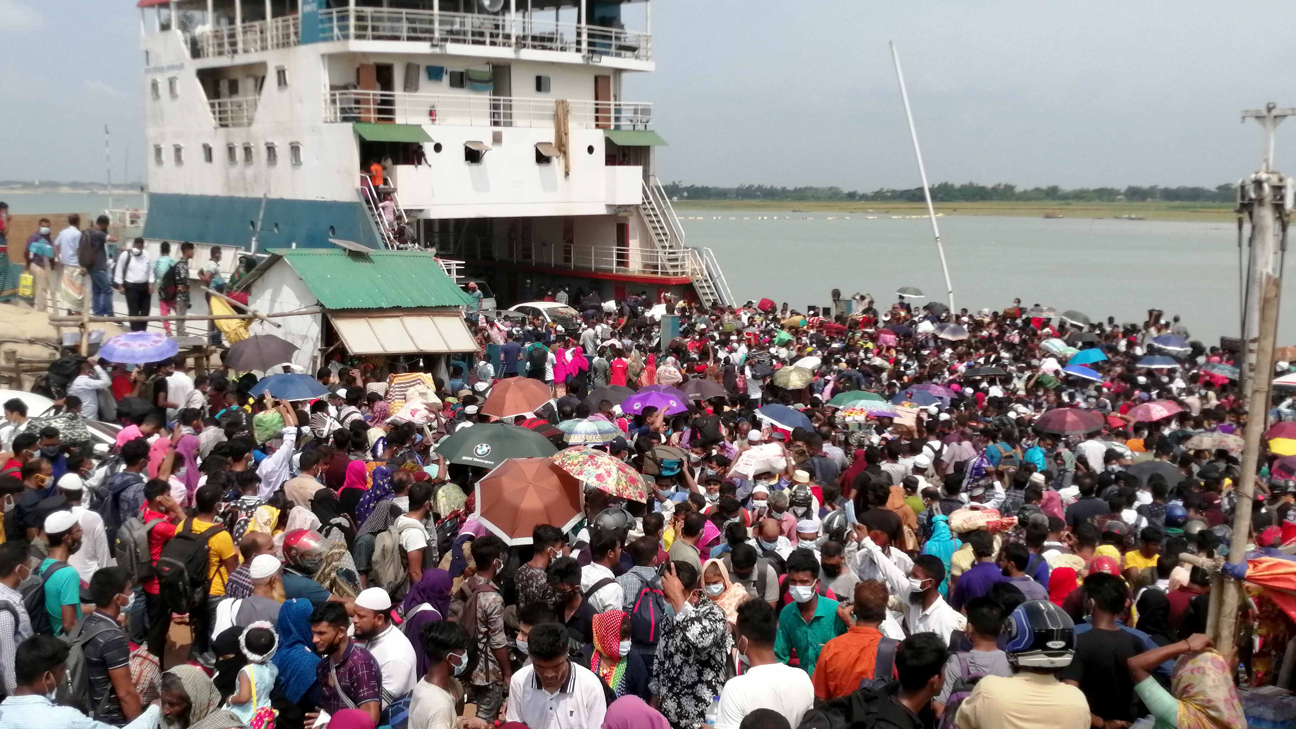 বাংলাবাজার ঘাটে যাত্রীদের উপচে পড়া ভিড়