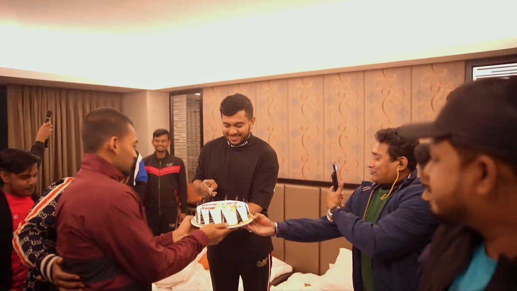 হাসি-গানে চাঙা থাকার চেষ্টা করছে টানা হারা সিলেট