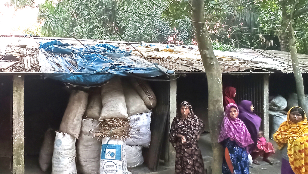 সরকারি ঘরে কষ্টের জীবন