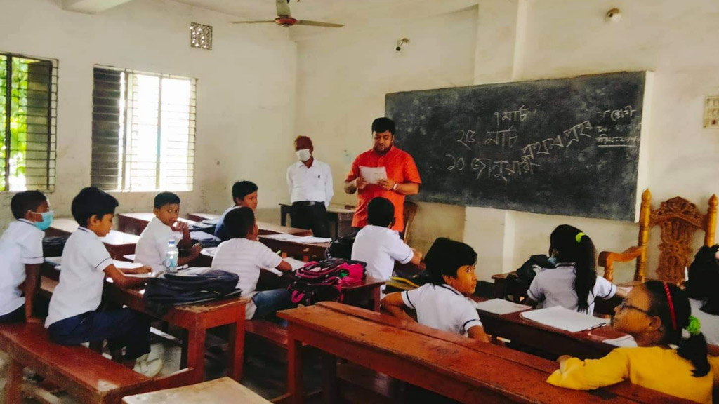 শিশুদের ক্লাস নিলেন  ইউএনও