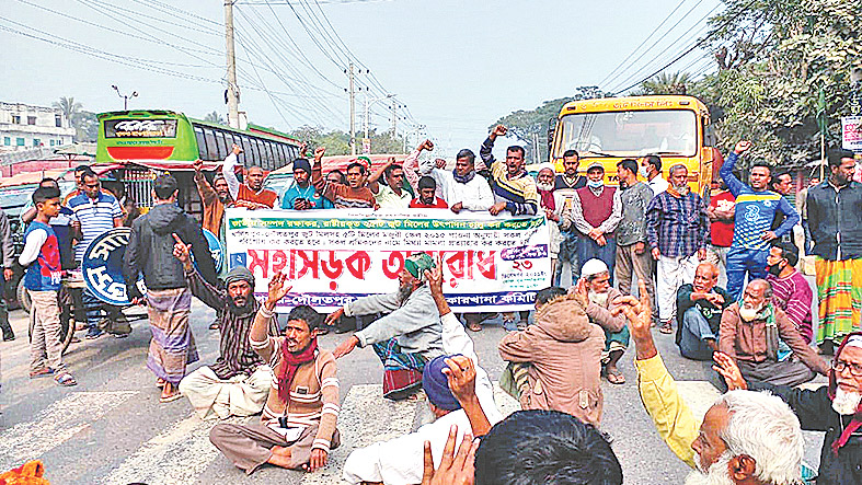 বকেয়ার দাবিতে পাটকল শ্রমিকদের সড়ক অবরোধ