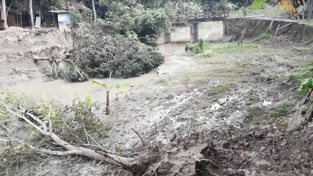 খালে বিলীন রাস্তা-বাড়িঘর