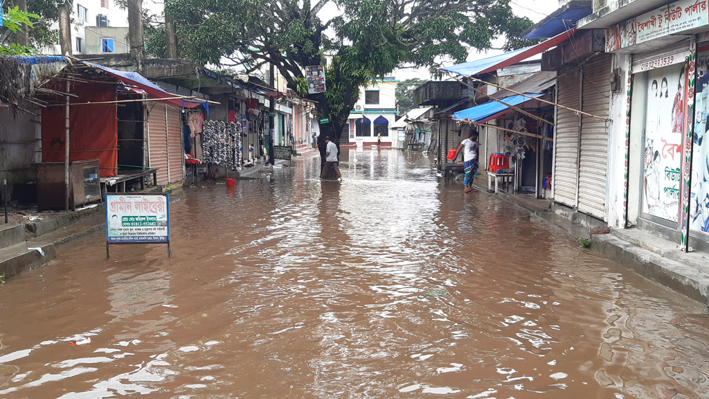 নালা নেই, বৃষ্টি হলেই বাজারে জমে হাঁটুপানি