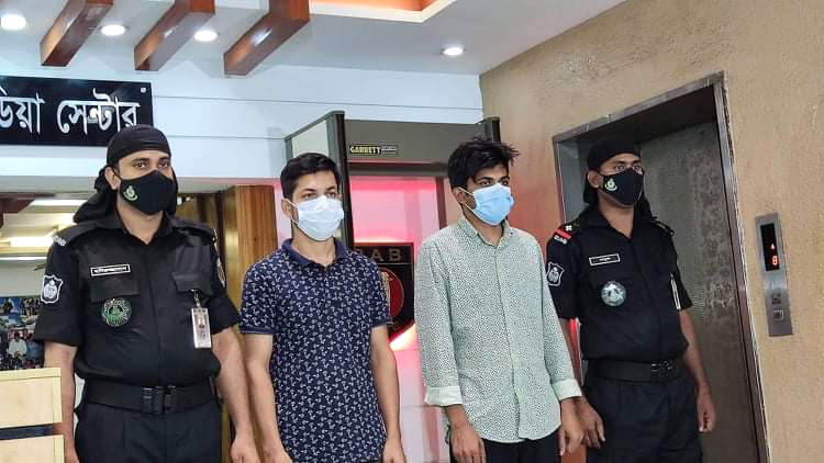 অবৈধ জ্যামার, রিপিটার ও নেটওয়ার্ক বুস্টার বিক্রির অভিযোগে গ্রেপ্তার ২