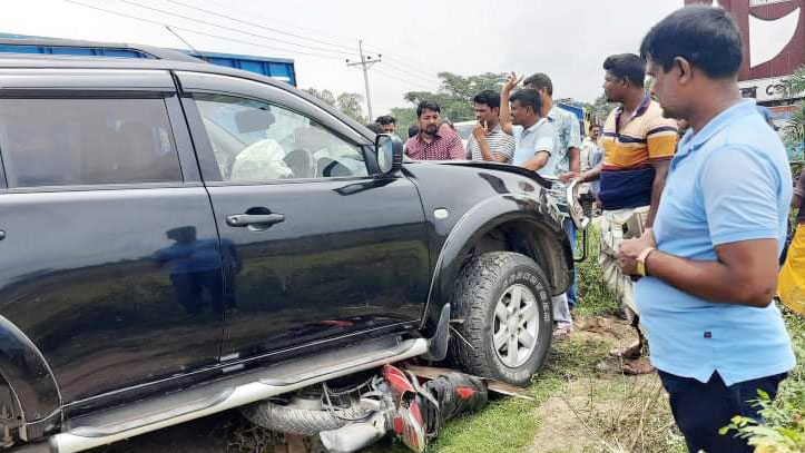 ইউএনওর সরকারি গাড়িচাপায় যুবক নিহত