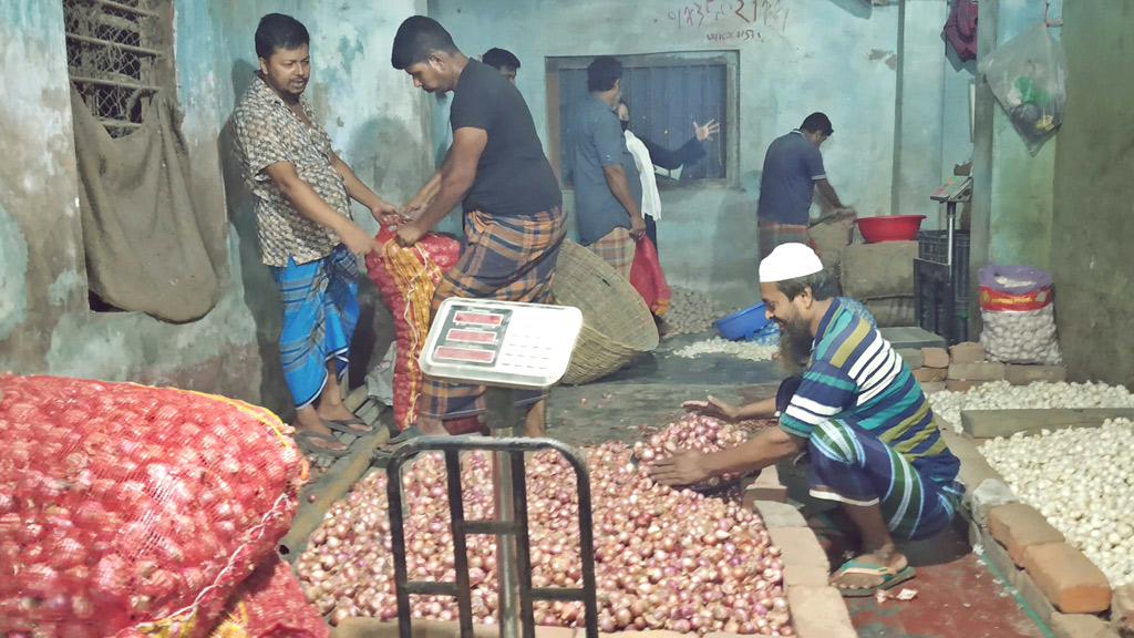তেলের পর পেঁয়াজ-রসুন