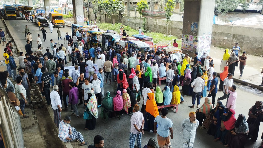 টঙ্গীতে ১১ দফা দাবিতে মহাসড়কে অবস্থান নিয়ে শ্রমিকদের বিক্ষোভ