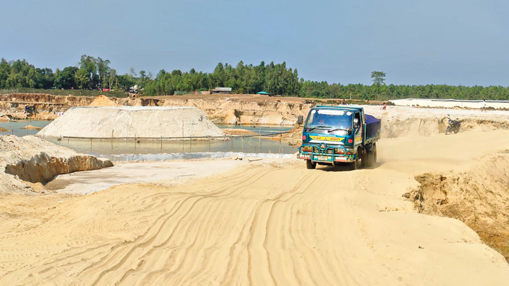দাঙ্গার বিলে বালু লুটের হাঙ্গামা
