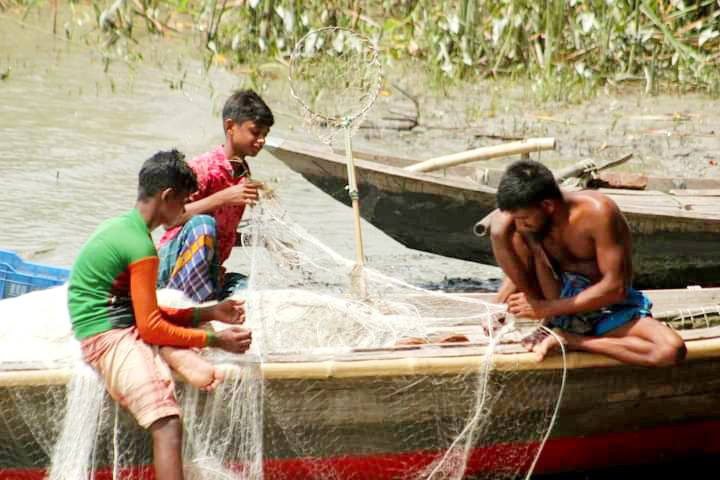 ছেড়া জাল বুনে সময় পার করছেন উপকূলের জেলেরা