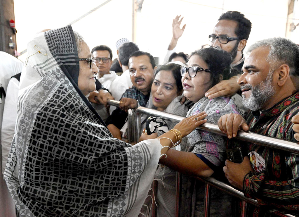 গ্রেনেড হামলায় আহত ও তাঁদের স্বজনদের খোঁজ-খবর নেন প্রধানমন্ত্রী শেখ হাসিনা। ছবি: আজকের পত্রিকা