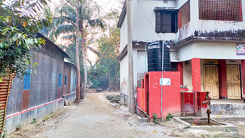 রাস্তার মাঝ থেকে সরল বিদ্যুতের সেই খুঁটি